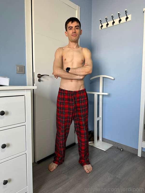 Así duerme un NiñoPoller...😏 siempre que llevo esta pijama m..