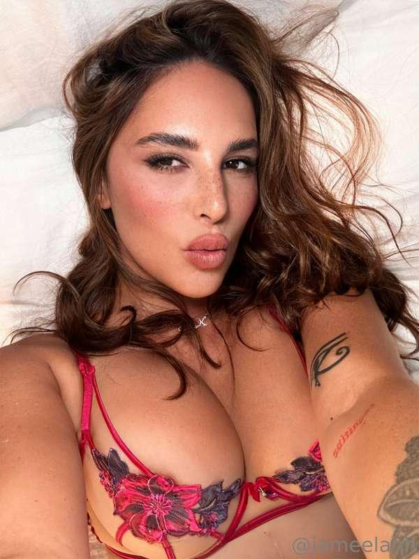 Sending you a sweet kiss to light up your day 😍