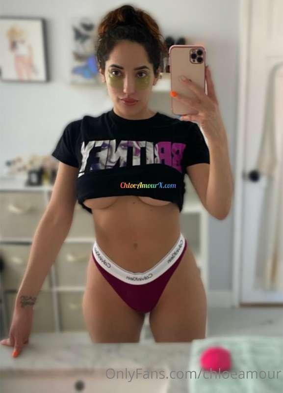 Happy Friday!!! Hope you like #underboob