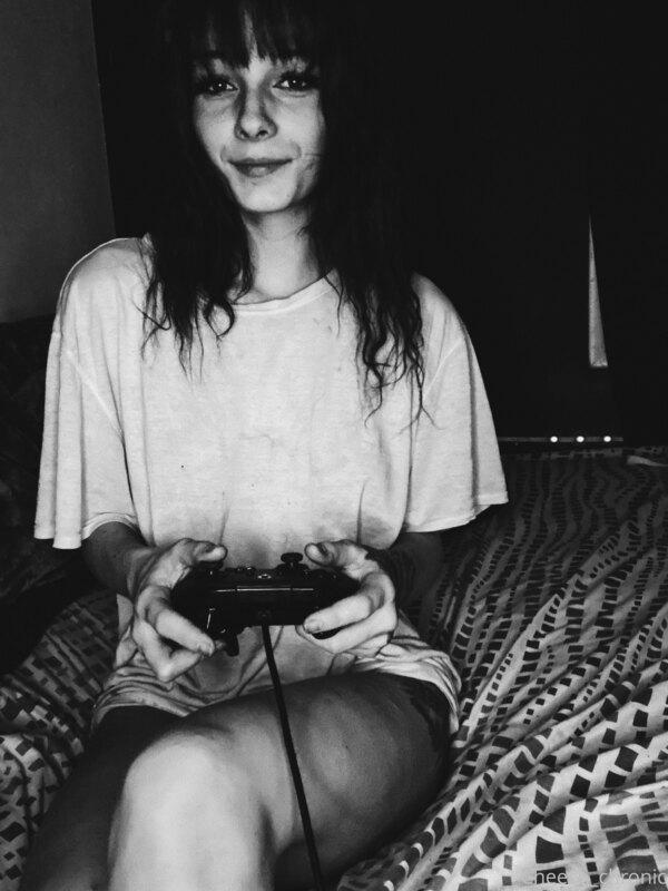 Im bored, someone message me ?