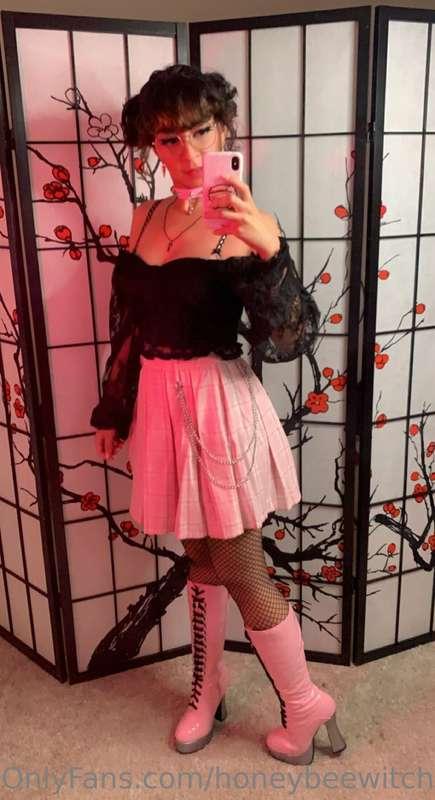 Happy Friday lovelies! Selfie set coming out tonight, be on ..