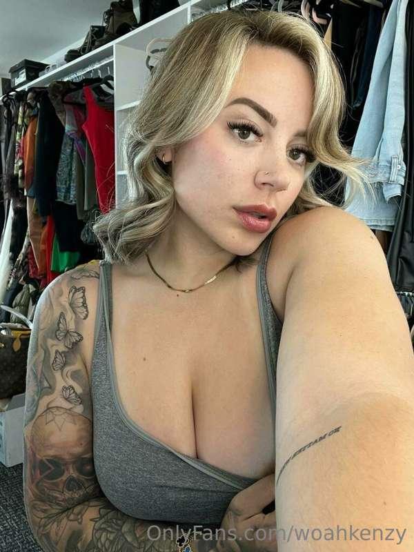 Pretty face small waist and some nice titties 🍈🍈