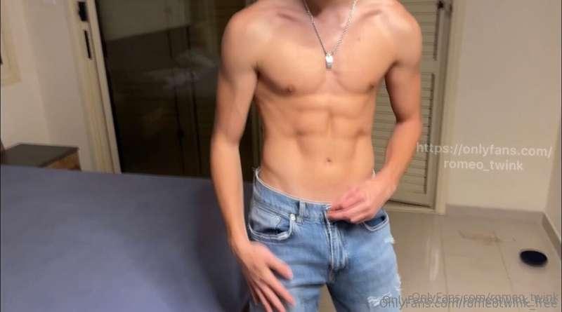 Hey Guys I started flexing my muscles after gym infront of m..