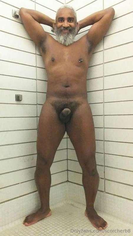 Stiff Saturday!  #beard #musculardaddy #gay #feet #gaycruisi..