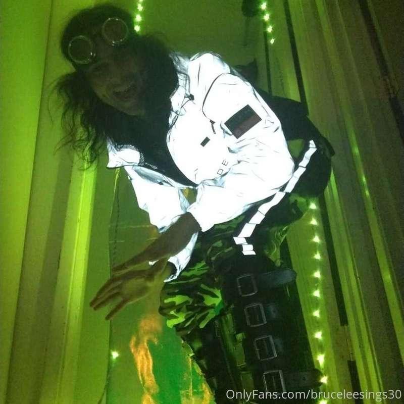 Please check out my 🎸🎧 music I just started  ✒️©️🎸 From my m..