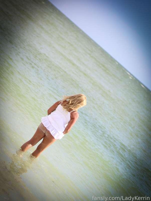 Just washing off a little sand 😉 Don’t mind me 💋

#milf #blonde #booty #nopanties #hotwife #mature #tanlines