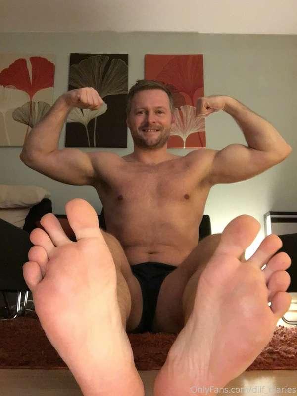 Where my foot worshippers at? 👅