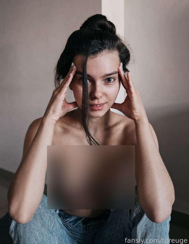 This little TOPLESS set was accidentally deleted from my page, so I upload it again so it can be seen by those who did not see it then. Bonus: backstage topless video 😉

#fyp #cute #cutie #boobies #perkytits #teen #barelylegal #babyface #jeans #skinny