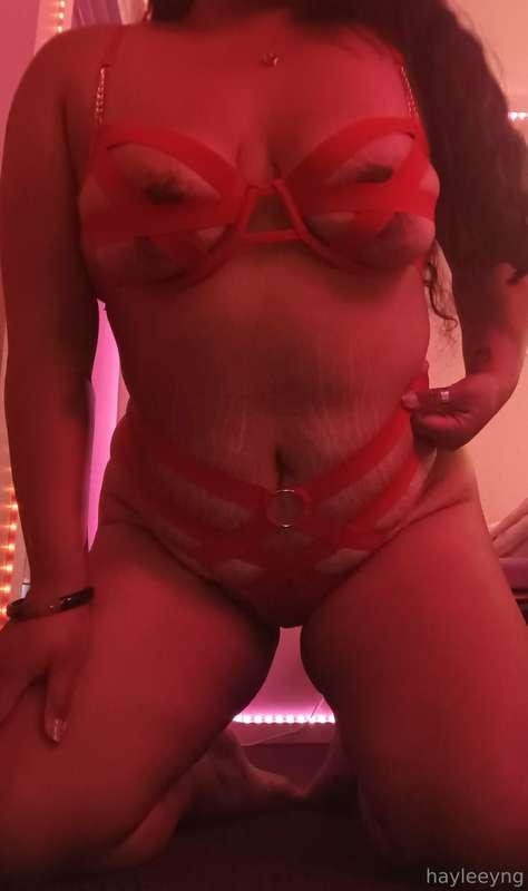 Red strappy set: Frontal view 😘