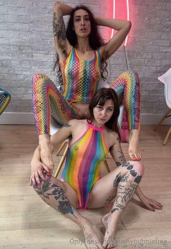 Doesn’t @lalalydia fit so perfectly into my lap? Rainbow fis..