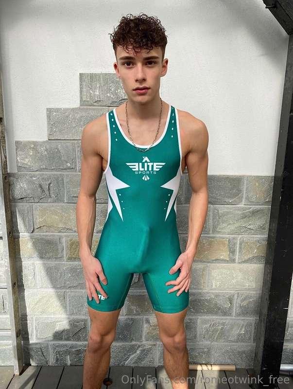 ⭐️Check out my exclusive page @romeo_twink ⭐️ Full naked and..