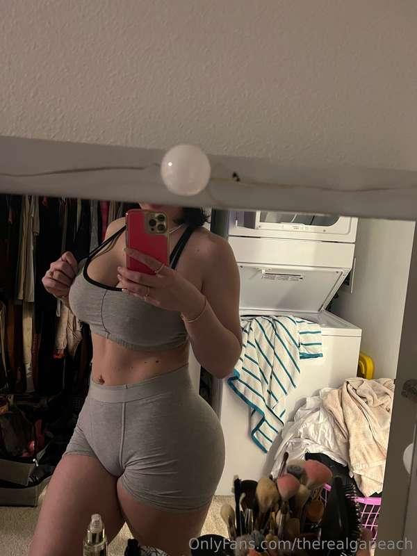 Slaying it today, one squat at a time! 🍑