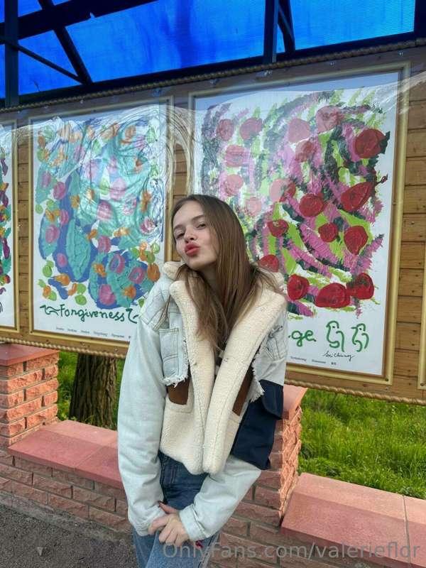So many flowers in one picture, what is your favorite? I hop..