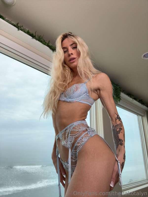 How bad do you wanna see this ass bounce in a reverse cowgir..
