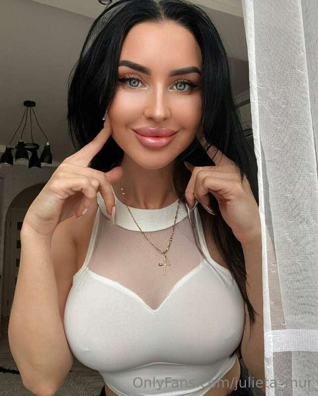 What does a woman's smile mean to you? 😏 Can you make the sm..