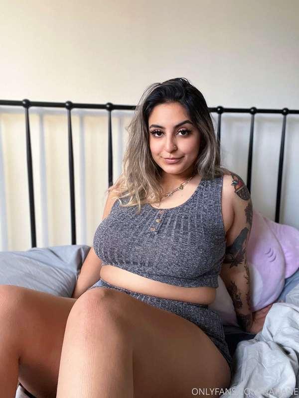 am i cuddle material??? 😇