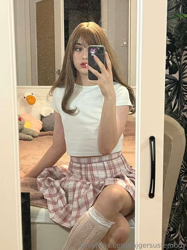 taking off my skirt in 1..2…3 poof :33