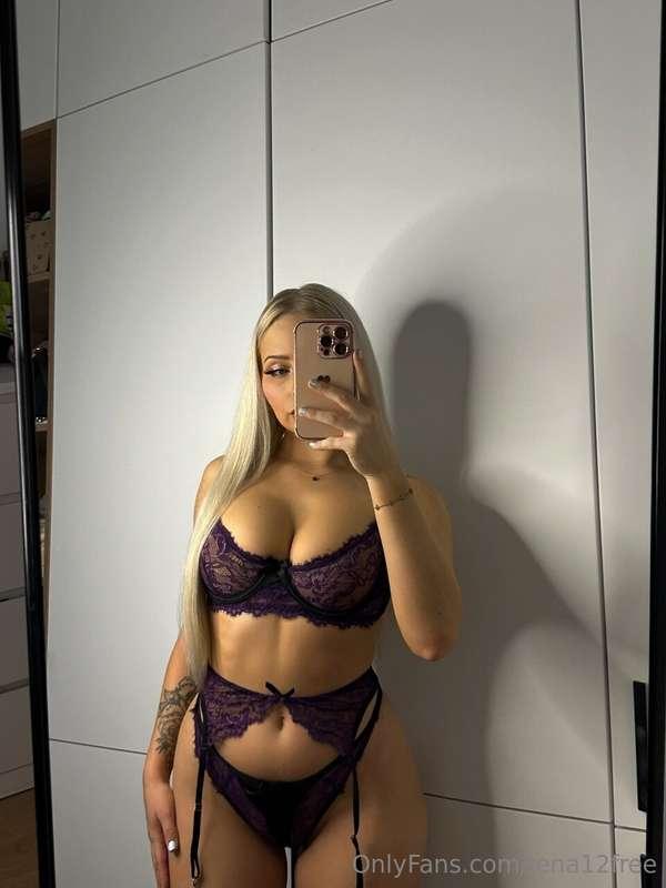 A little sneak peek into my world 😏💋