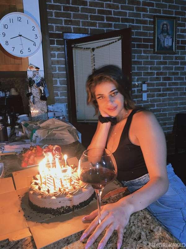 a few bday pics from last week, Monday 🎂 🎈 💋 I took my exten..