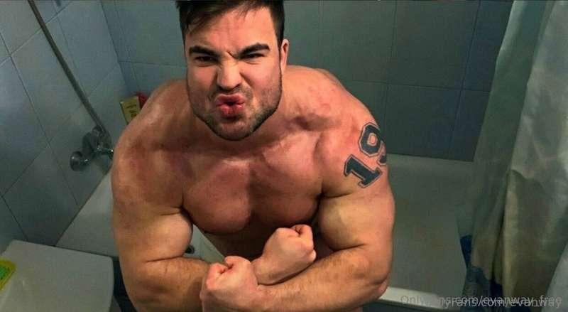 Incredible muscle worship show 🔝 Sexy flexing in my bathroom..