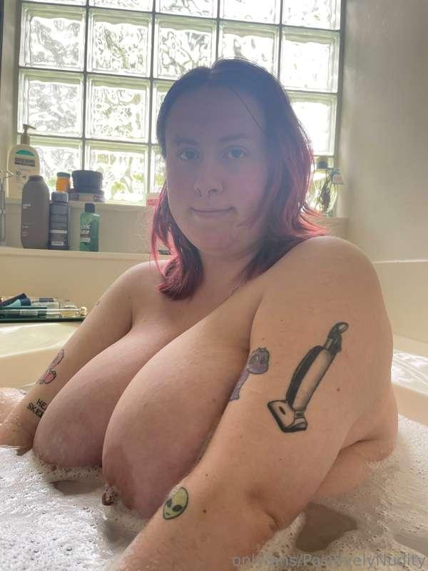Wanna get in? I’ll wash your back for you 🫧🫧🫧