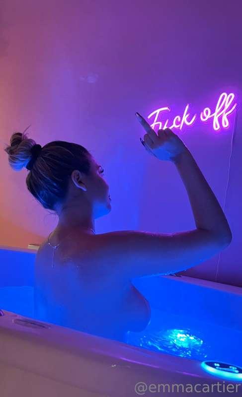 Enjoying hot tub on the weekend 💕