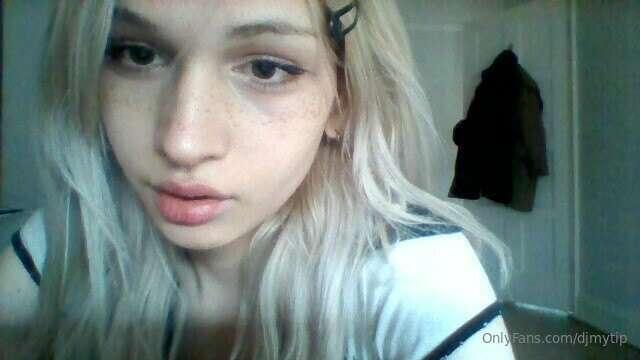 random pic of mey// i havent been posting recently since I n..