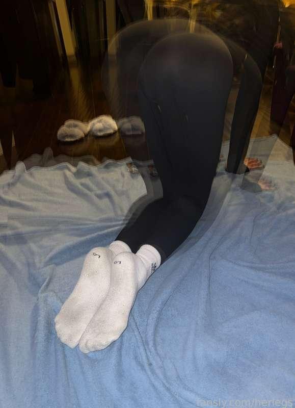 This morning you get to smell my dirty socks after my workout beta. Roll call as always so bark loud and make sure I notice you.... 😈