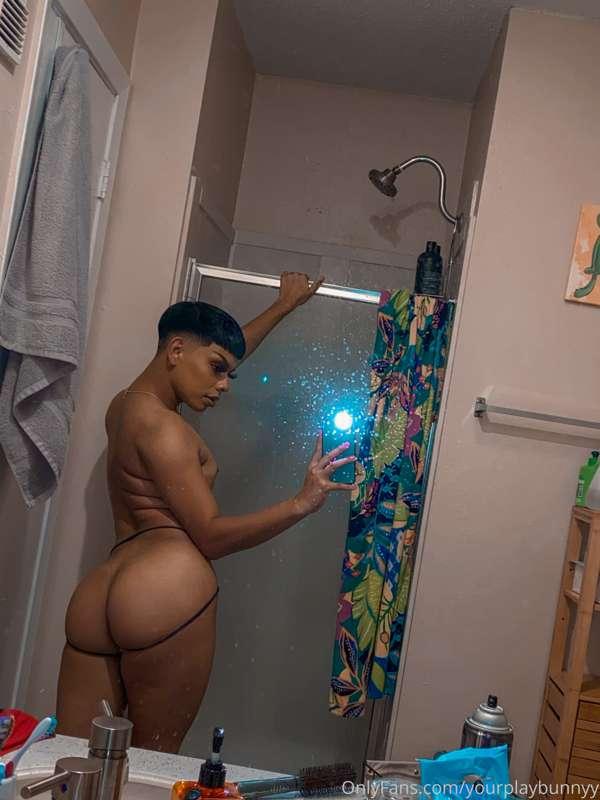 OH don’t mind me 😅 just taking a picture for your daddy 🍑💋