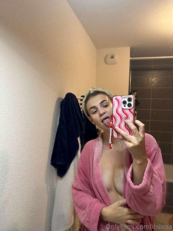 Good moooorniiiing ! It's cold here so I took a hot shower ❤..