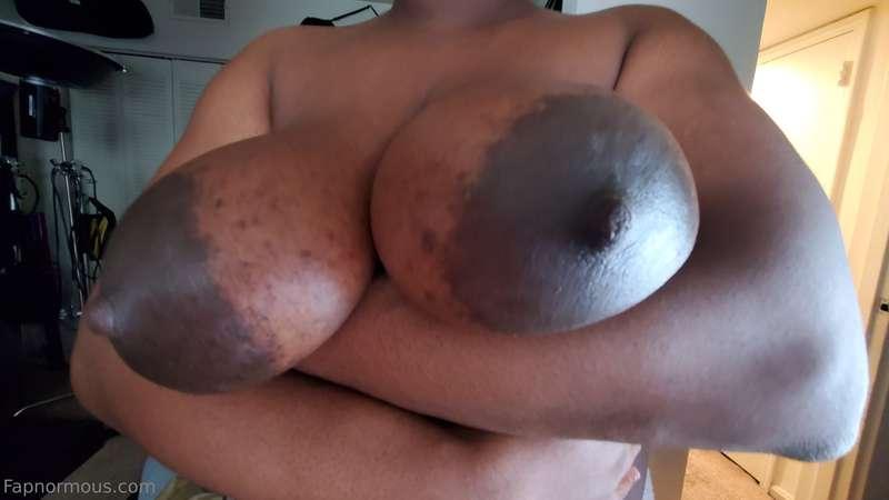 ******Big SWEATY Tits ALL UP IN YOUR FACE******

*Let's play..