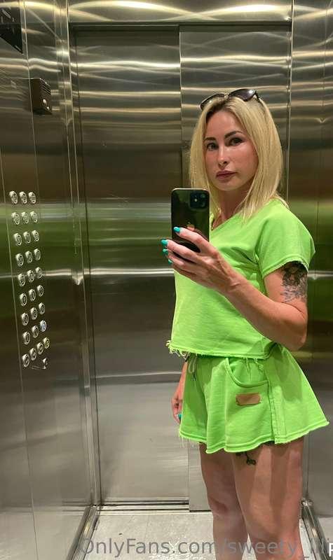 I've always thought about doing it in the elevator.
😋👉🏻👈🏻