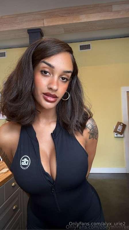 Wanna be part if the Sinners club? 🤤 The incredible @zoeyxsi..