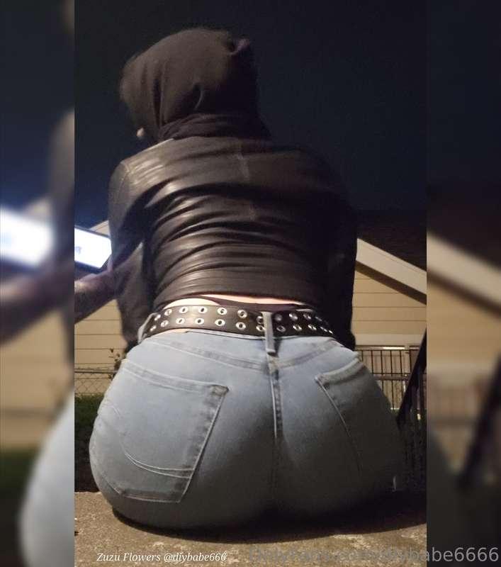 Showing some whale tail in my jeans hehe love thongs 🍑Have a..