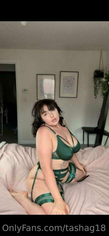 Do you like me in green baby? 🥰