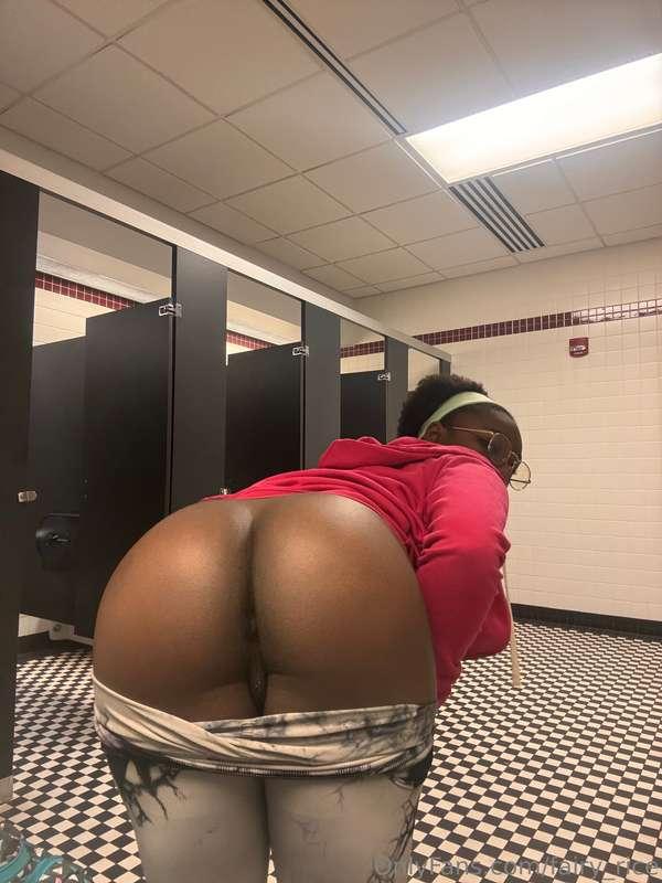 i love taking naughty pictures… even at school 😜☺️