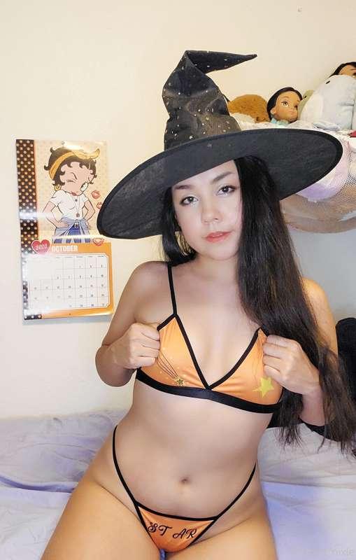 Witchy star girl 🎃🖤 tip this post for bonus nudes and a naug..