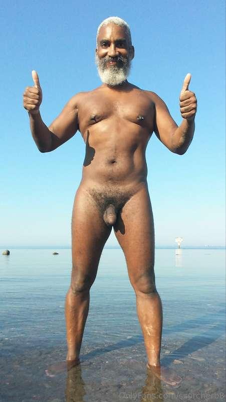 Thumbs-Up Thursday!  #beard #musculardaddy #gay #feet #gaycr..
