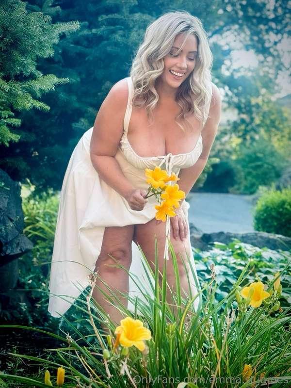 time to pick some flowers🥰