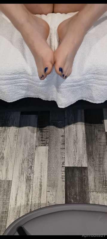 Who would like a footjob? Watch & listen as I describe the p..