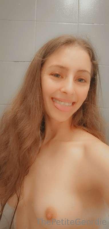 Bubbly bath time titties!