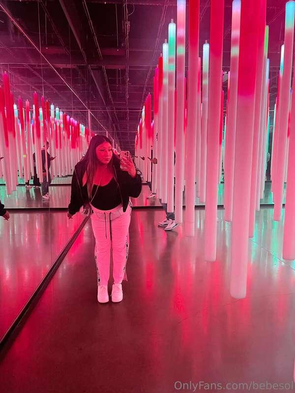 Can someone bend me over i wanna fuck under red lights 🎇
