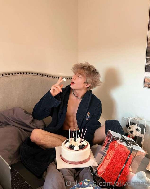 Yesterday was my birthday!! 22! 🎉🥳🎈 thought i'd share these ..
