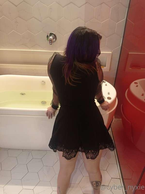 I spent the day at a hotel yesterday and made some new conte..