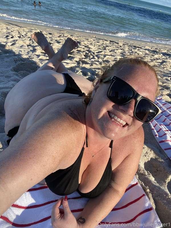 Love being on the beach 🥰🥰🥰 would you apply sunscreen for me..