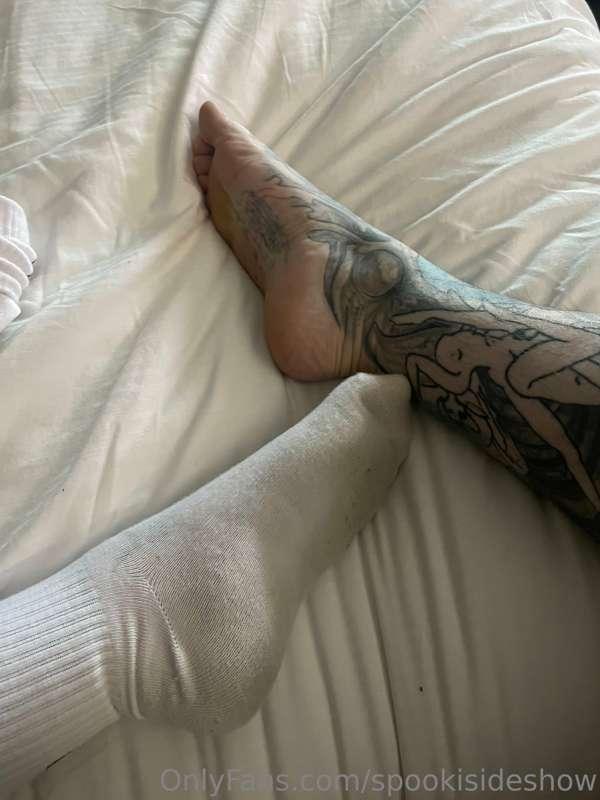40 soft and sweet, sensual toe and feet pix … kiss them… ple..