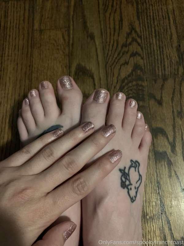 I painted my toenails and I feel really girly! Any of you fe..