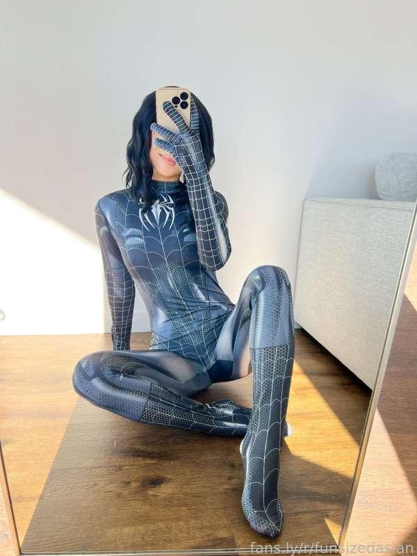 I have to admit, it's a bit hard to get out of this suit. Would you help? 🕷🕸

#asian #asiangirl #spiderman #spidergirl #venom #cosplay #web #naked #ass #bareass #tits 