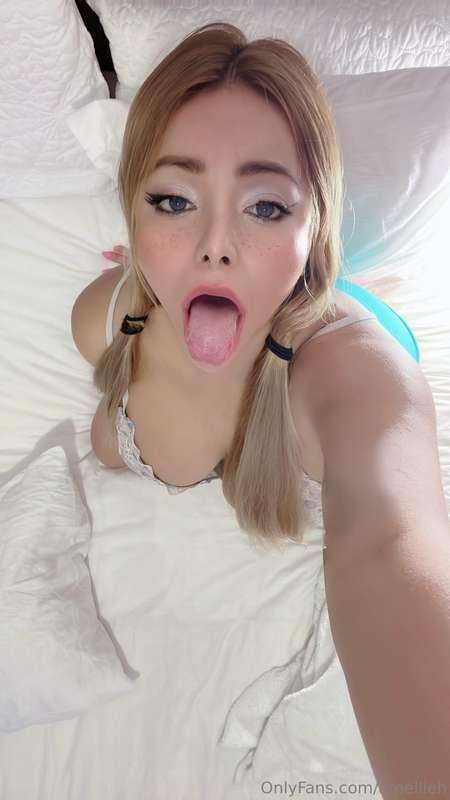 Let’s play truth or dare… I dare you to cum on my face😌💦