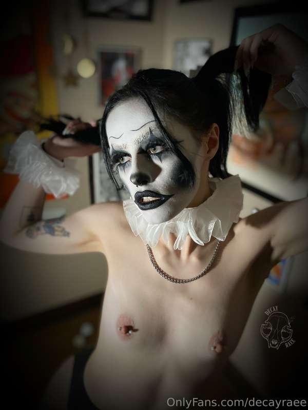 honk honk ! 🖤

got dropped from clown school because im too ..